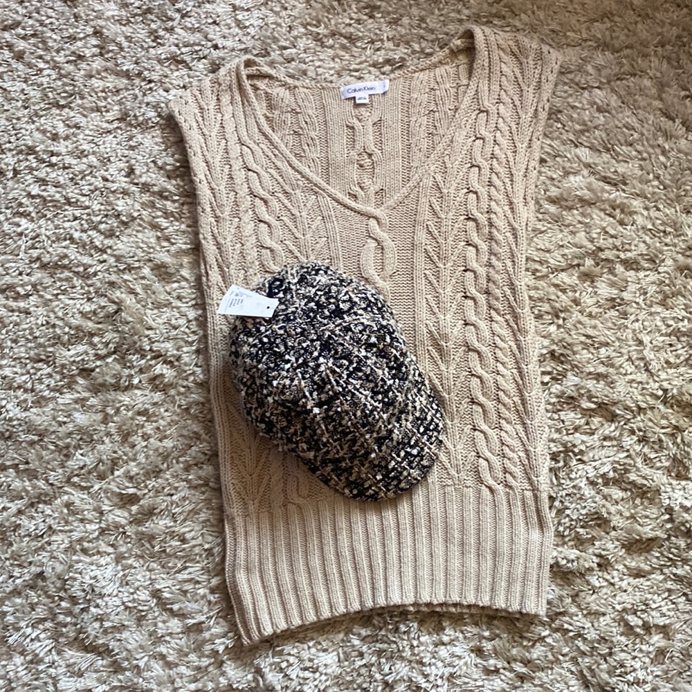 Calvin Klein sweater & hat comes from a clean, smoke free home. Fall fashion.🍂